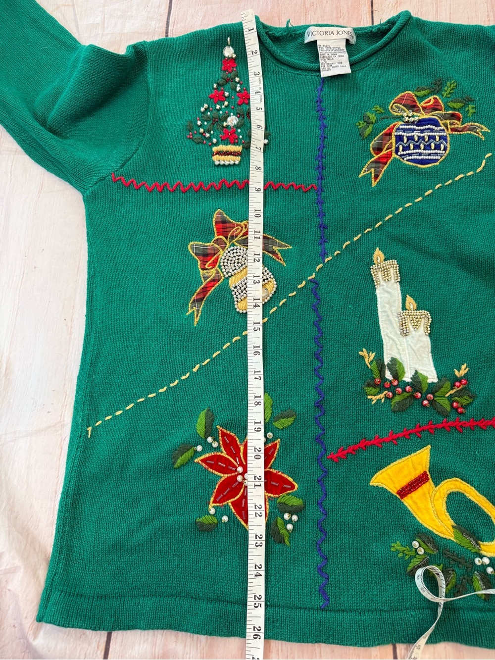 VINTAGE Victoria Jones L Green Red Poinsettia Christmas Pullover Beaded Sweater - Picture 8 of 8